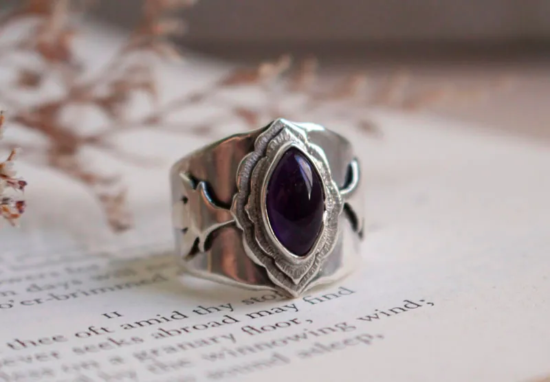 The arrival of spring, leaf ring in silver and amethyst