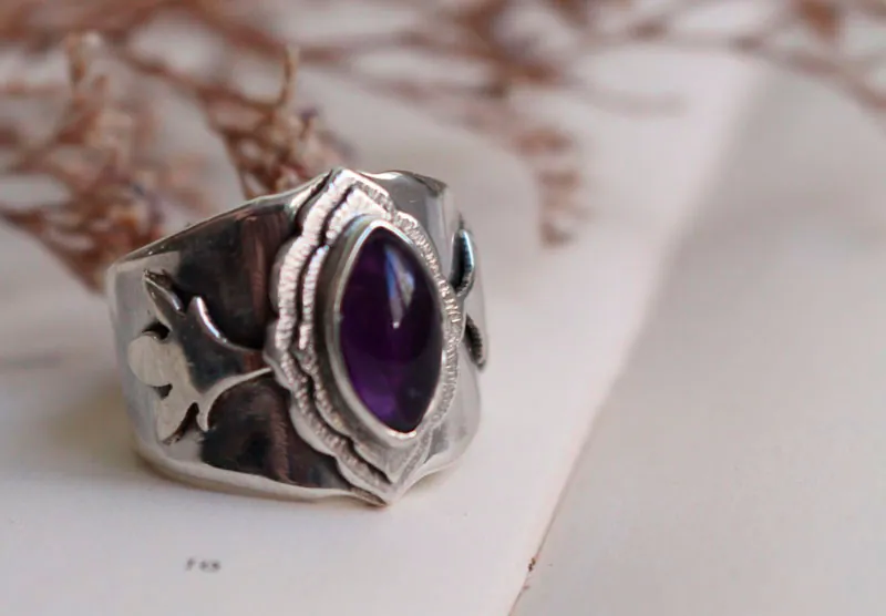 The arrival of spring, leaf ring in silver and amethyst