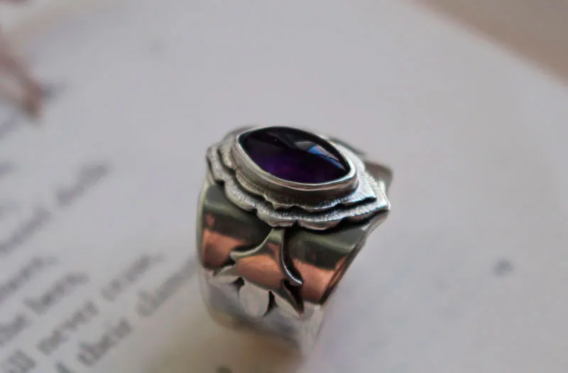 The arrival of spring, leaf ring in silver and amethyst