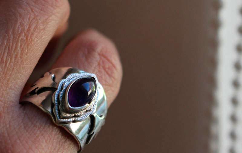 The arrival of spring, leaf ring in silver and amethyst