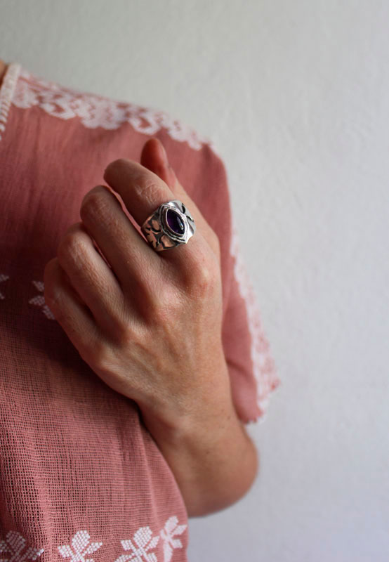 The arrival of spring, leaf ring in silver and amethyst