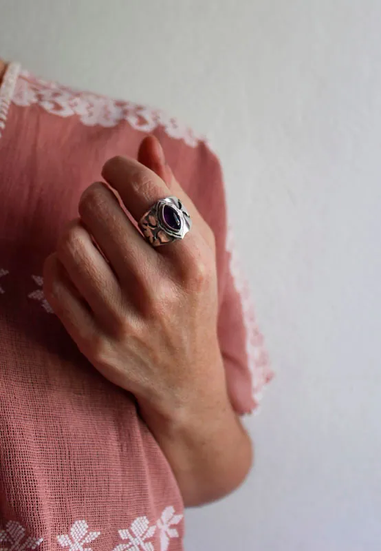 The arrival of spring, leaf ring in silver and amethyst