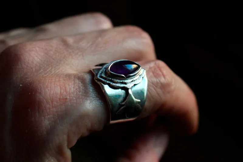 The arrival of spring, leaf ring in silver and amethyst
