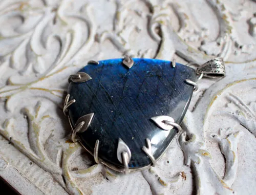 The blue forest, elven pendant in silver and labradorite