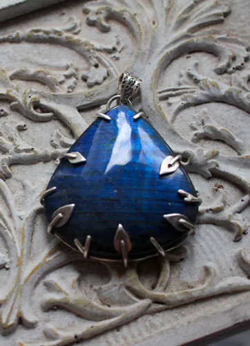 The blue forest, elven pendant in silver and labradorite