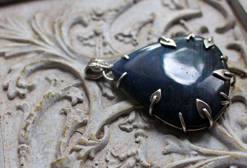 The blue forest, elven pendant in silver and labradorite