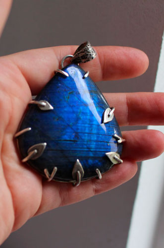 The blue forest, elven pendant in silver and labradorite