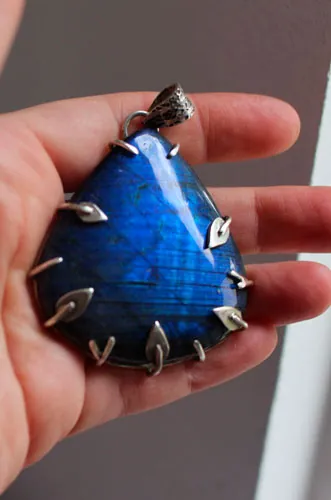 The blue forest, elven pendant in silver and labradorite