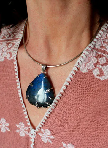 The blue forest, elven pendant in silver and labradorite