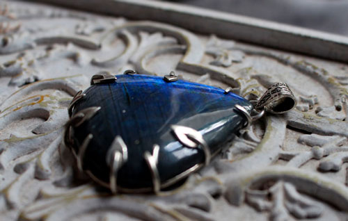 The blue forest, elven pendant in silver and labradorite