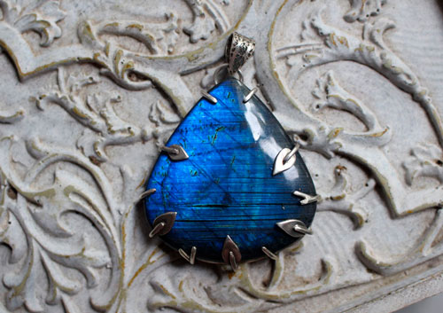 The blue forest, elven pendant in silver and labradorite