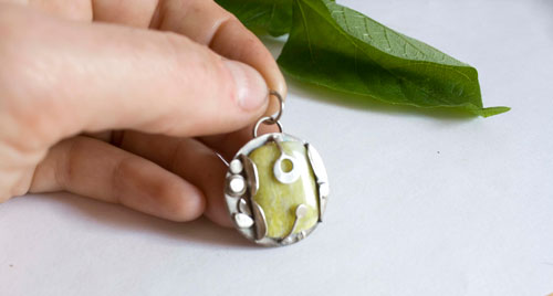 The cicadas song, summer pendant in silver and lemon jade