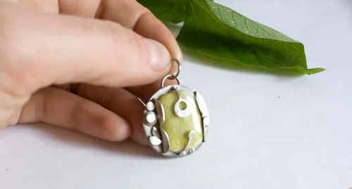 The cicadas song, summer pendant in silver and lemon jade