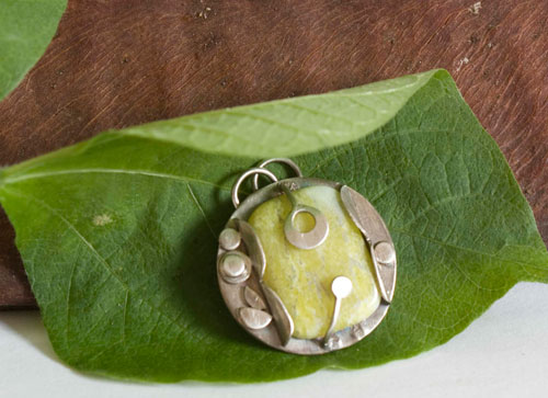 The cicadas song, summer pendant in silver and lemon jade