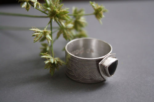 The druid’s ring, Celtic ring in silver, brass and garnet