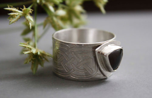 The druid’s ring, Celtic ring in silver, brass and garnet