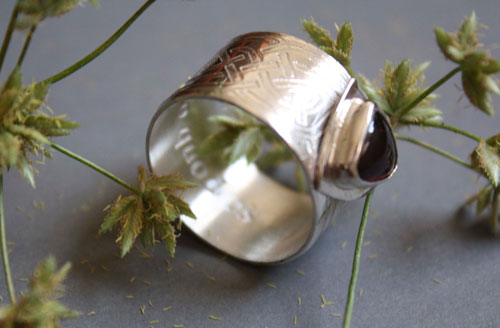 The druid’s ring, Celtic ring in silver, brass and garnet