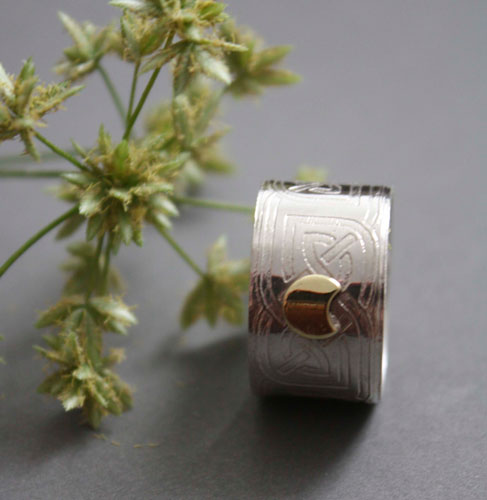 The druid’s ring, Celtic ring in silver, brass and garnet