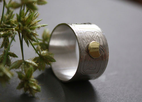 The druid’s ring, Celtic ring in silver, brass and garnet