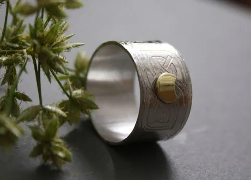 The druid’s ring, Celtic ring in silver, brass and garnet