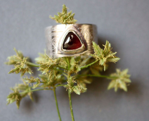 The druid’s ring, Celtic ring in silver, brass and garnet