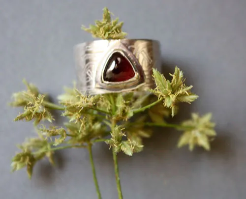 The druid’s ring, Celtic ring in silver, brass and garnet