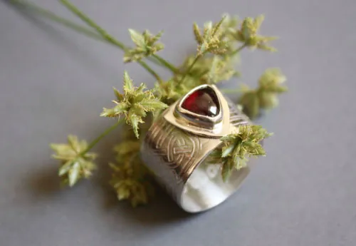 The druid’s ring, Celtic ring in silver, brass and garnet