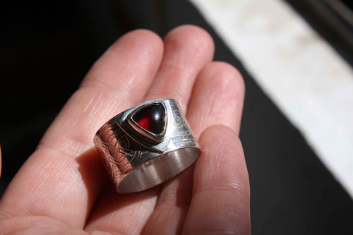 The druid’s ring, Celtic ring in silver, brass and garnet