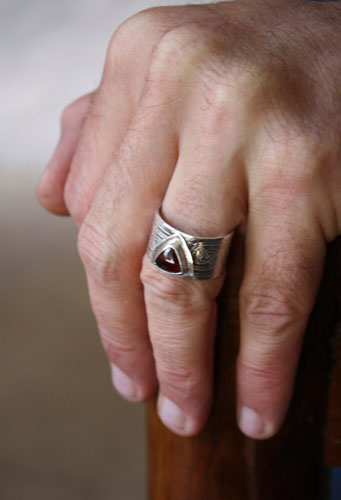 The druid’s ring, Celtic ring in silver, brass and garnet