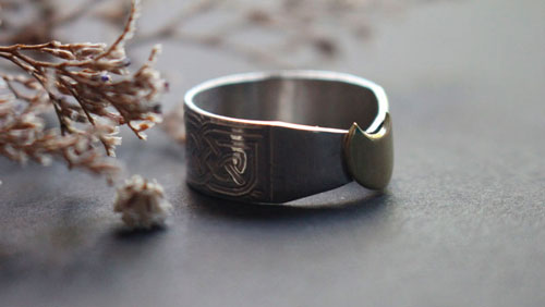 The druidess’s band, Celtic moon ring in silver and brass