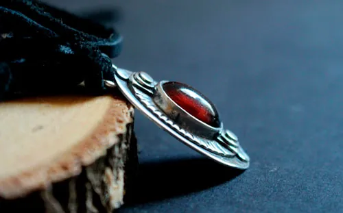 The eye of dreams, encouragement necklace in silver and garnet