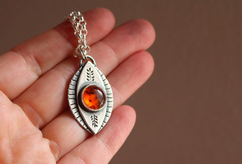 The eye of nature, enchanted autumn necklace in silver and amber