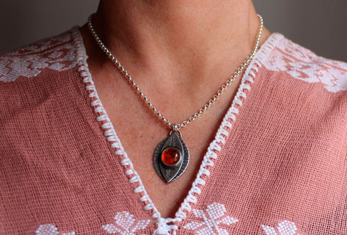 The eye of nature, enchanted autumn necklace in silver and amber
