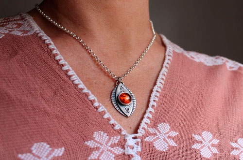 The eye of nature, enchanted autumn necklace in silver and amber