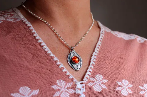 The eye of nature, enchanted autumn necklace in silver and amber