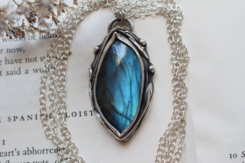 The eye of the forest, nature’s magic necklace in silver and labradorite