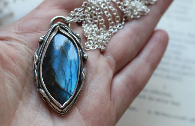 The eye of the forest, nature’s magic necklace in silver and labradorite