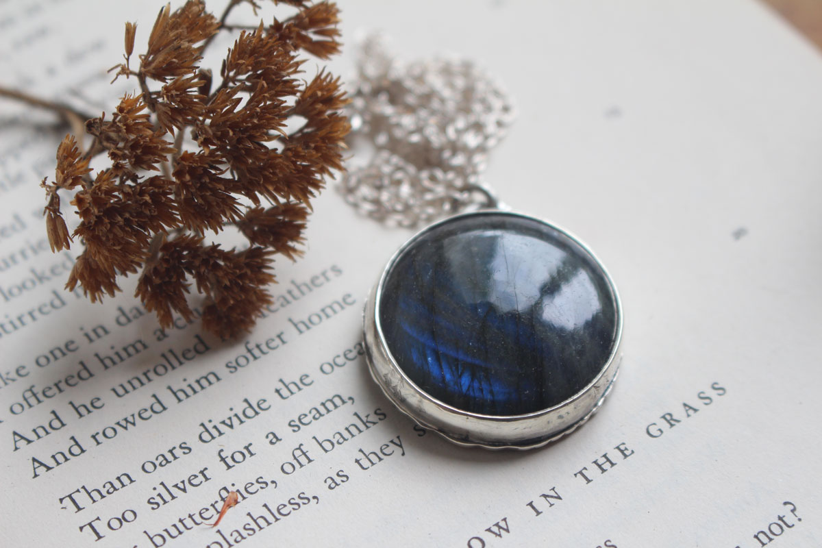 The eye of the night, owl in the forest necklace in silver and labradorite