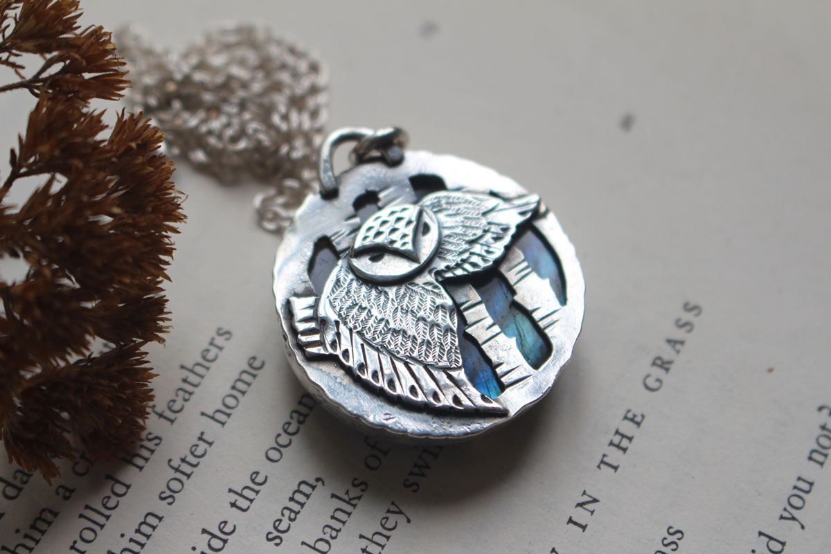 The eye of the night, owl in the forest necklace in silver and labradorite