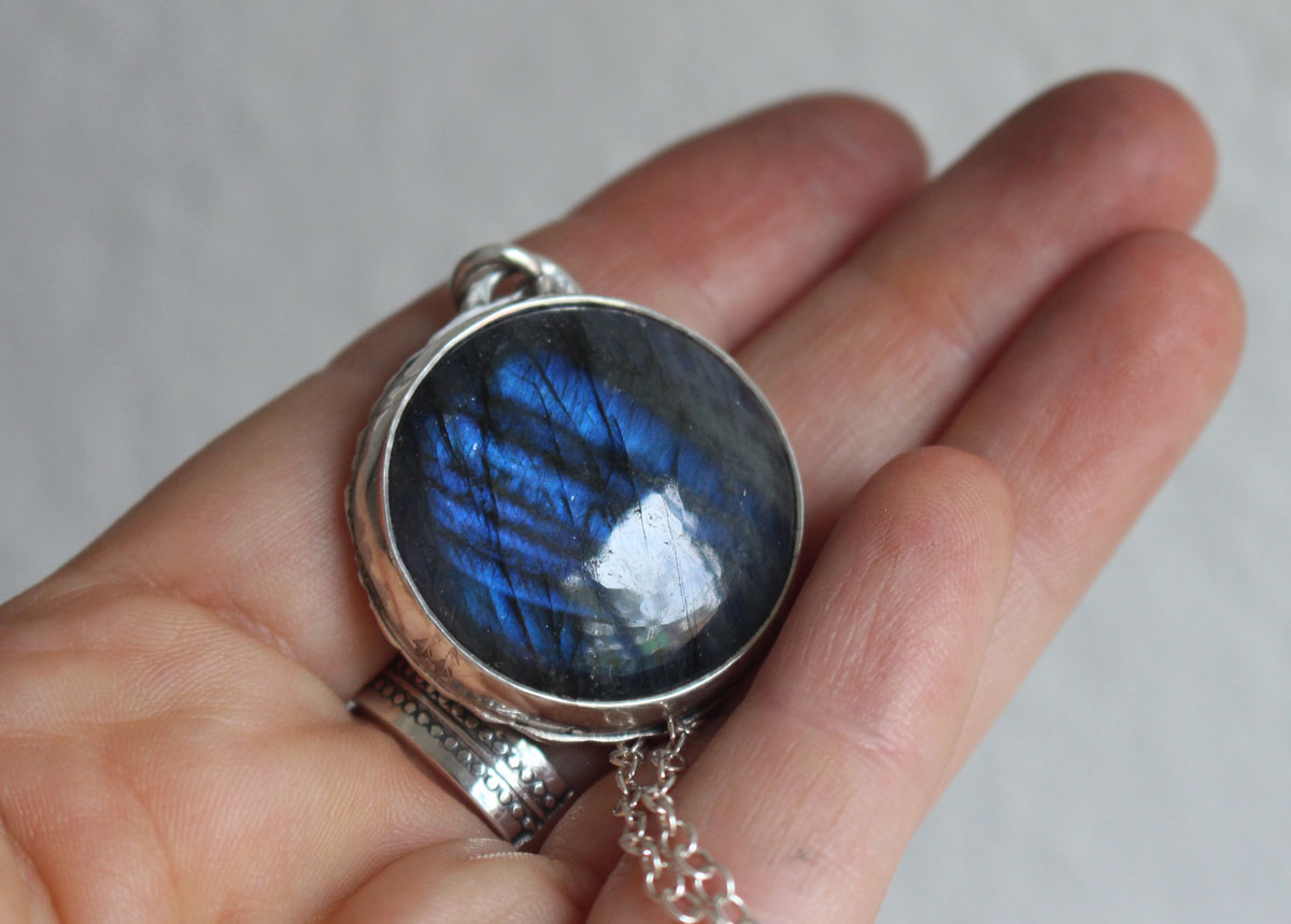 The eye of the night, owl in the forest necklace in silver and labradorite