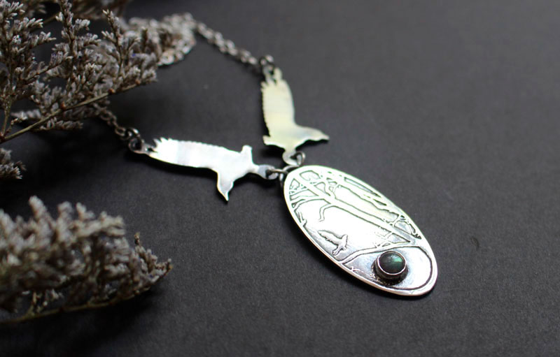 The kingdom of birds, crows necklace in silver and labradorite