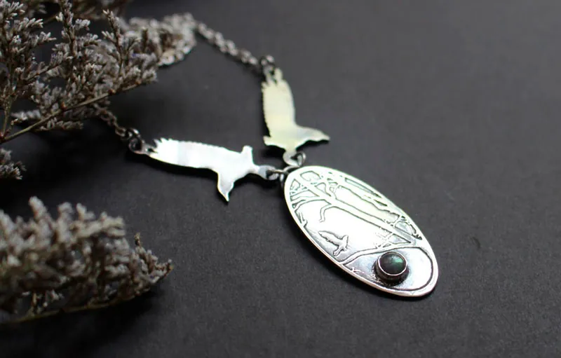 The kingdom of birds, crows necklace in silver and labradorite