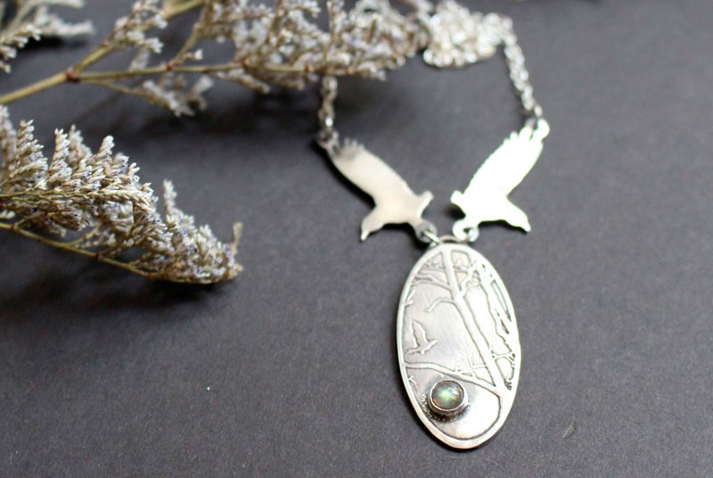 The kingdom of birds, crows necklace in silver and labradorite