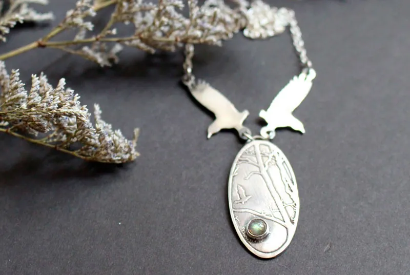 The kingdom of birds, crows necklace in silver and labradorite