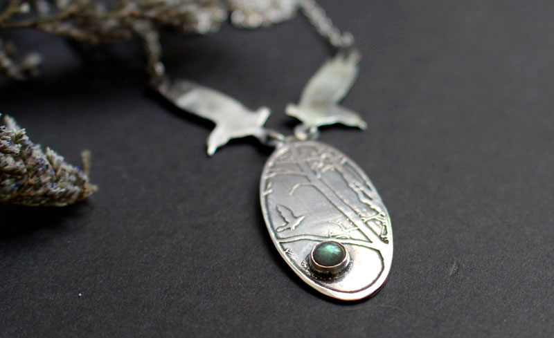 The kingdom of birds, crows necklace in silver and labradorite