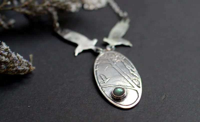 The kingdom of birds, crows necklace in silver and labradorite