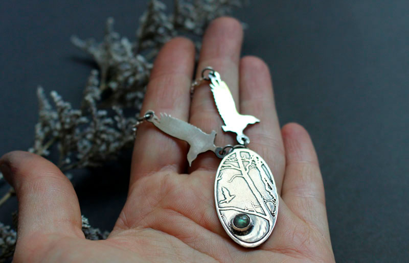 The kingdom of birds, crows necklace in silver and labradorite