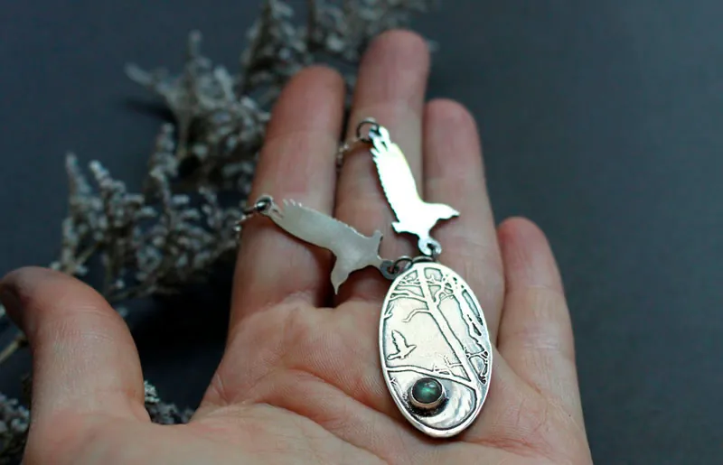 The kingdom of birds, crows necklace in silver and labradorite