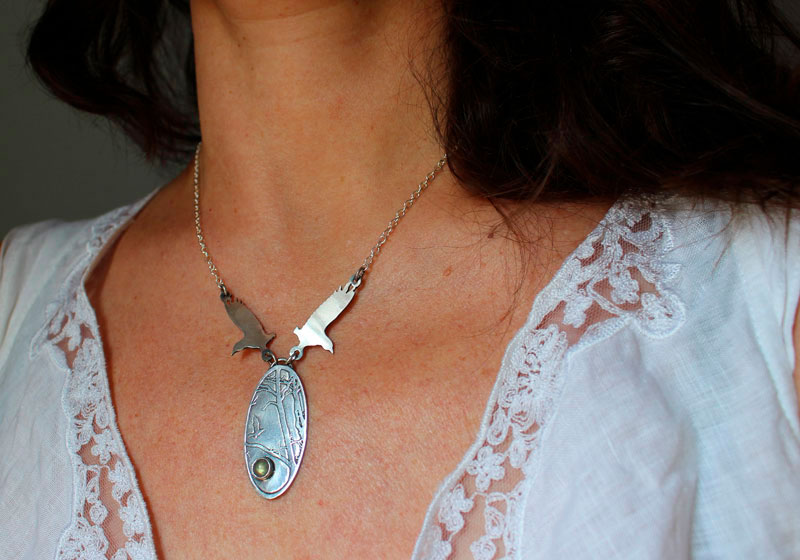 The kingdom of birds, crows necklace in silver and labradorite