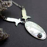 The kingdom of birds, crows necklace in silver and labradorite